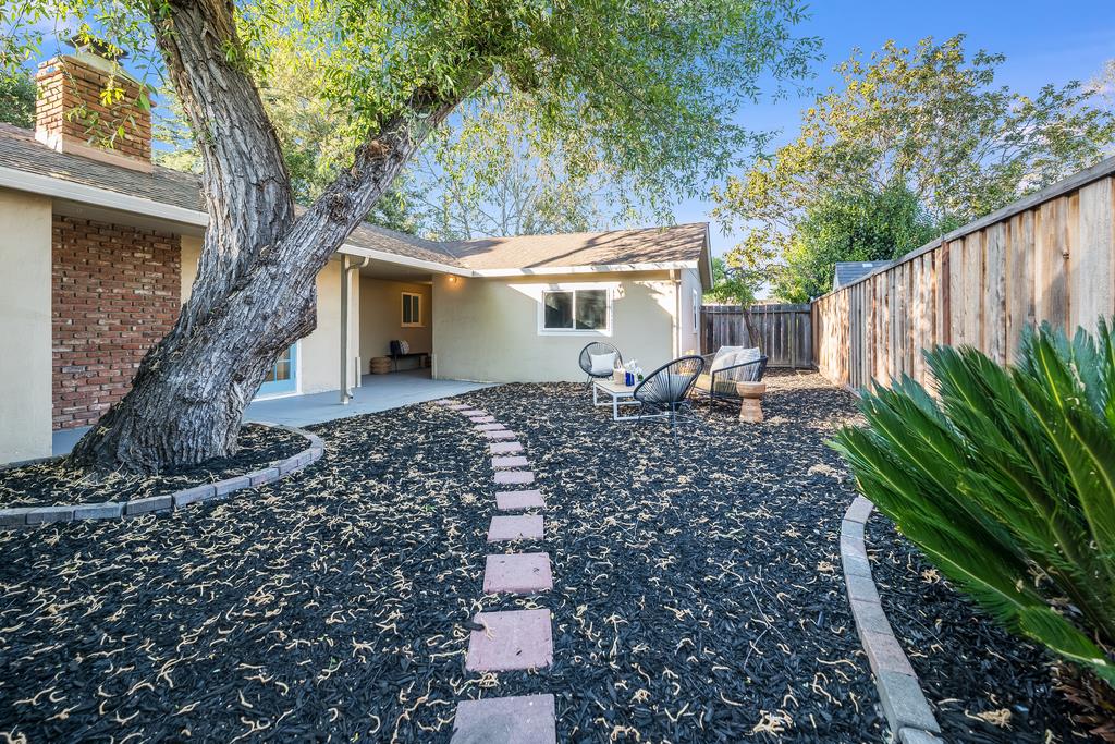 Detail Gallery Image 16 of 23 For 2620 Middlefield Rd, Palo Alto,  CA 94306 - 2 Beds | 1/1 Baths