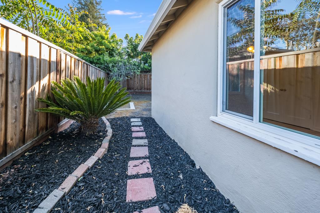 Detail Gallery Image 17 of 23 For 2620 Middlefield Rd, Palo Alto,  CA 94306 - 2 Beds | 1/1 Baths