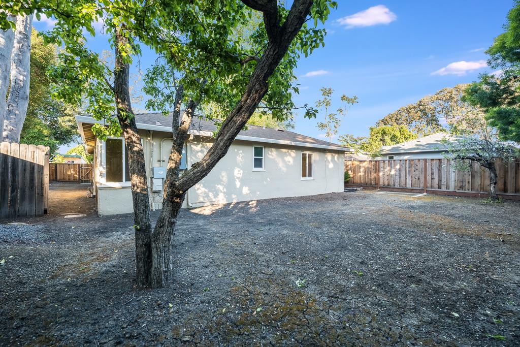 Detail Gallery Image 20 of 23 For 2620 Middlefield Rd, Palo Alto,  CA 94306 - 2 Beds | 1/1 Baths