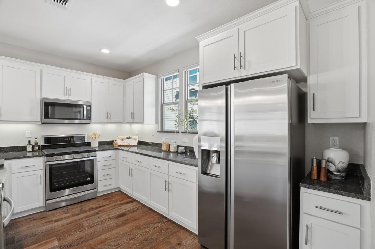 Detail Gallery Image 10 of 51 For 3102 Pyramid Way, Mountain View,  CA 94043 - 3 Beds | 3/1 Baths