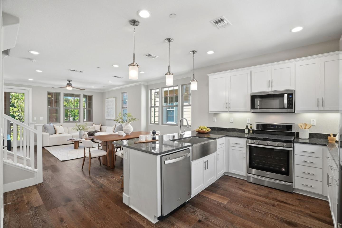 Detail Gallery Image 12 of 51 For 3102 Pyramid Way, Mountain View,  CA 94043 - 3 Beds | 3/1 Baths