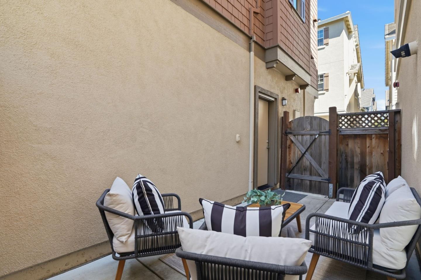 Detail Gallery Image 32 of 51 For 3102 Pyramid Way, Mountain View,  CA 94043 - 3 Beds | 3/1 Baths