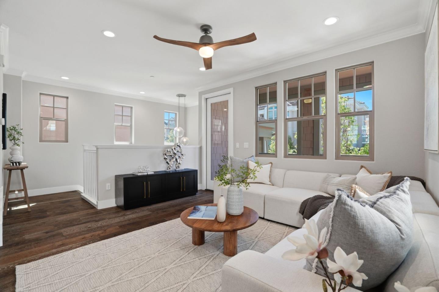 Detail Gallery Image 4 of 51 For 3102 Pyramid Way, Mountain View,  CA 94043 - 3 Beds | 3/1 Baths