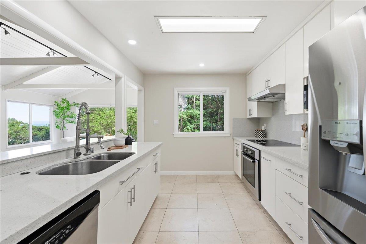 Detail Gallery Image 19 of 109 For 6 Spring Valley Ln, Millbrae,  CA 94030 - 6 Beds | 4 Baths