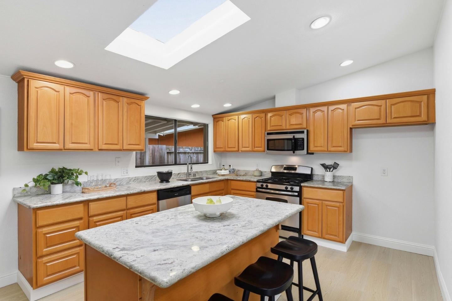 Detail Gallery Image 11 of 41 For 794 Lakemuir Dr, Sunnyvale,  CA 94089 - 3 Beds | 2 Baths