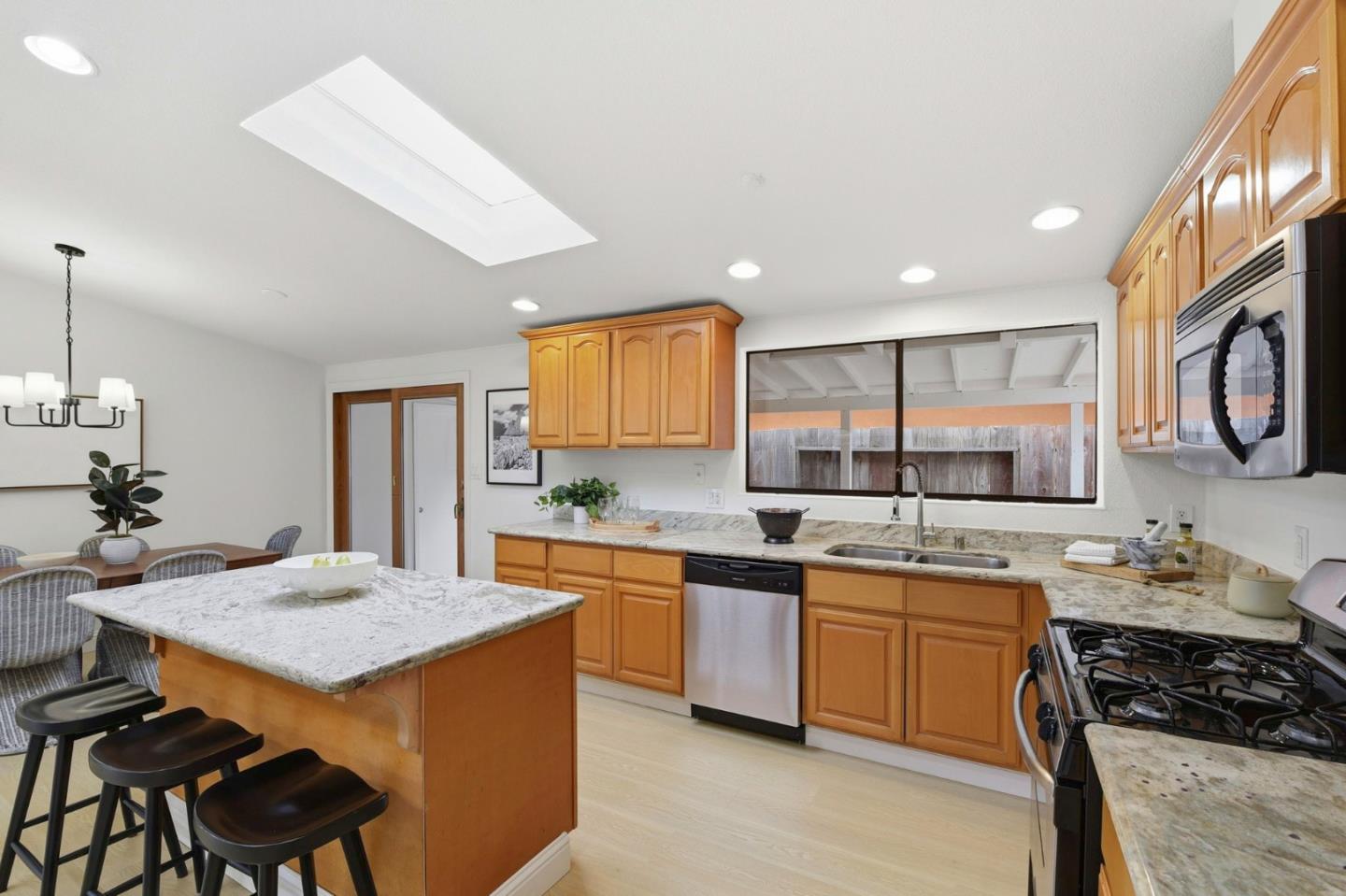 Detail Gallery Image 13 of 41 For 794 Lakemuir Dr, Sunnyvale,  CA 94089 - 3 Beds | 2 Baths