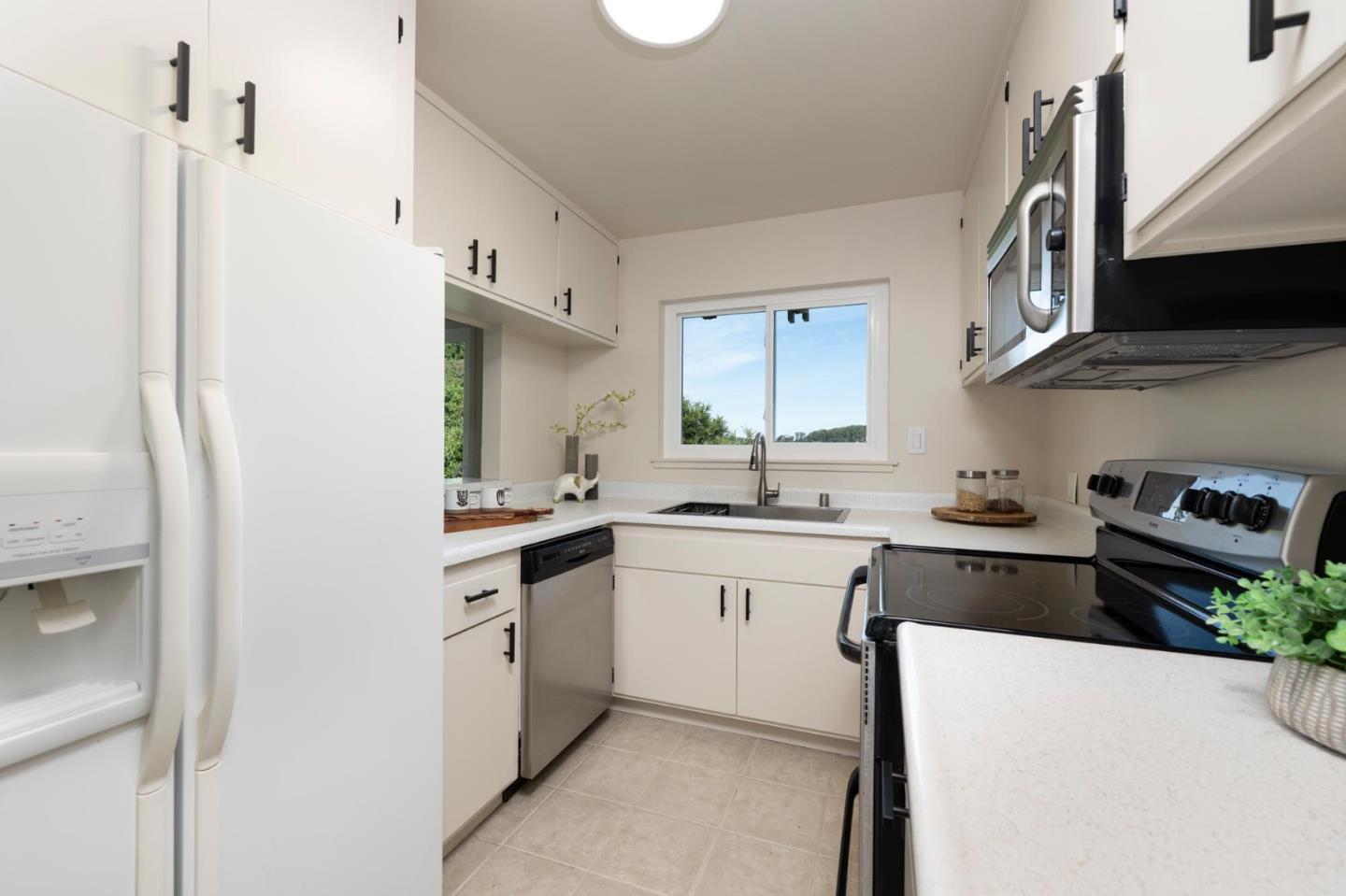 Detail Gallery Image 13 of 41 For 1255 Tuolumne Rd, Millbrae,  CA 94030 - 3 Beds | 2/1 Baths