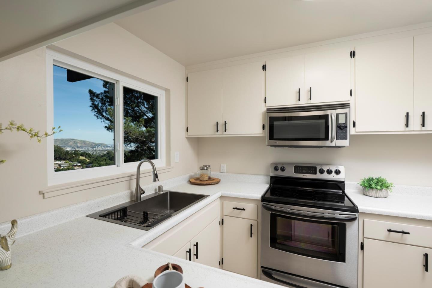 Detail Gallery Image 14 of 41 For 1255 Tuolumne Rd, Millbrae,  CA 94030 - 3 Beds | 2/1 Baths