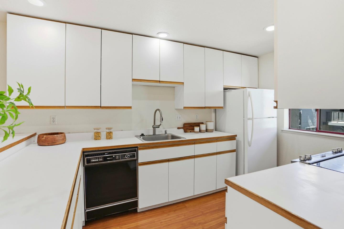 Detail Gallery Image 5 of 19 For 4159 El Camino Way #M,  Palo Alto,  CA 94306 - 2 Beds | 2/1 Baths