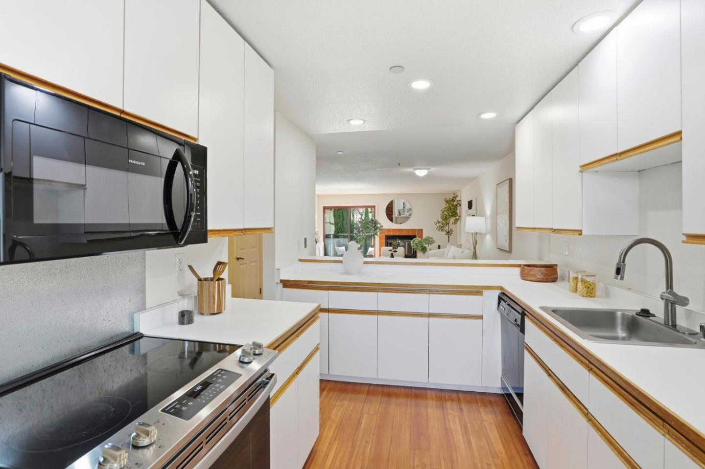 Detail Gallery Image 6 of 19 For 4159 El Camino Way #M,  Palo Alto,  CA 94306 - 2 Beds | 2/1 Baths