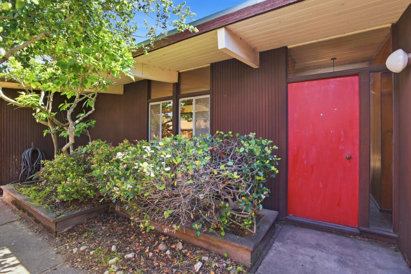 Detail Gallery Image 2 of 16 For 1648 Wolfe Dr, San Mateo,  CA 94402 - 3 Beds | 2 Baths