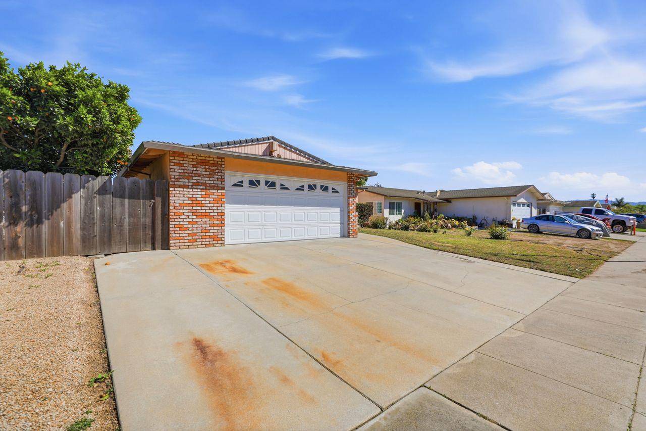 Detail Gallery Image 3 of 43 For 1666 El Dorado Dr, Salinas,  CA 93906 - 3 Beds | 2 Baths