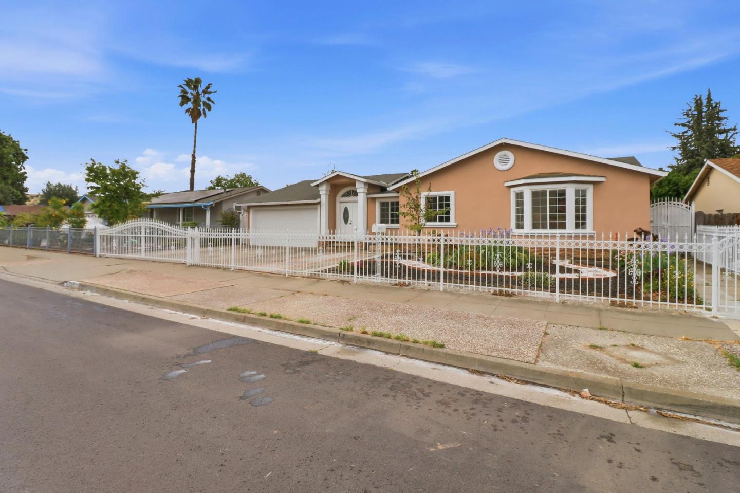 Detail Gallery Image 3 of 25 For 866 Sylvandale Ave, San Jose,  CA 95111 - 6 Beds | 4/1 Baths