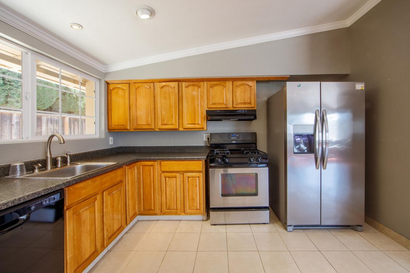 Detail Gallery Image 12 of 38 For 1177 Redrock Ct, Sunnyvale,  CA 94089 - 3 Beds | 2 Baths