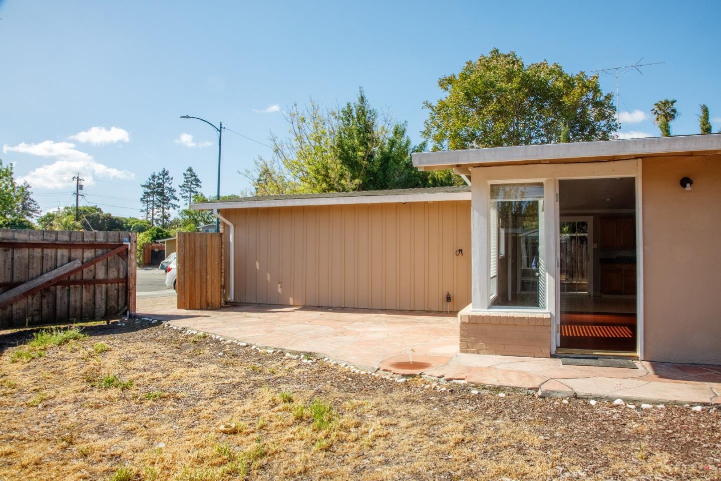 Detail Gallery Image 3 of 38 For 1177 Redrock Ct, Sunnyvale,  CA 94089 - 3 Beds | 2 Baths