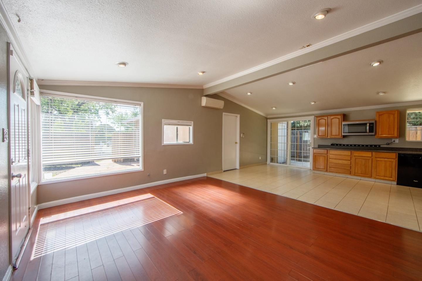 Detail Gallery Image 9 of 38 For 1177 Redrock Ct, Sunnyvale,  CA 94089 - 3 Beds | 2 Baths