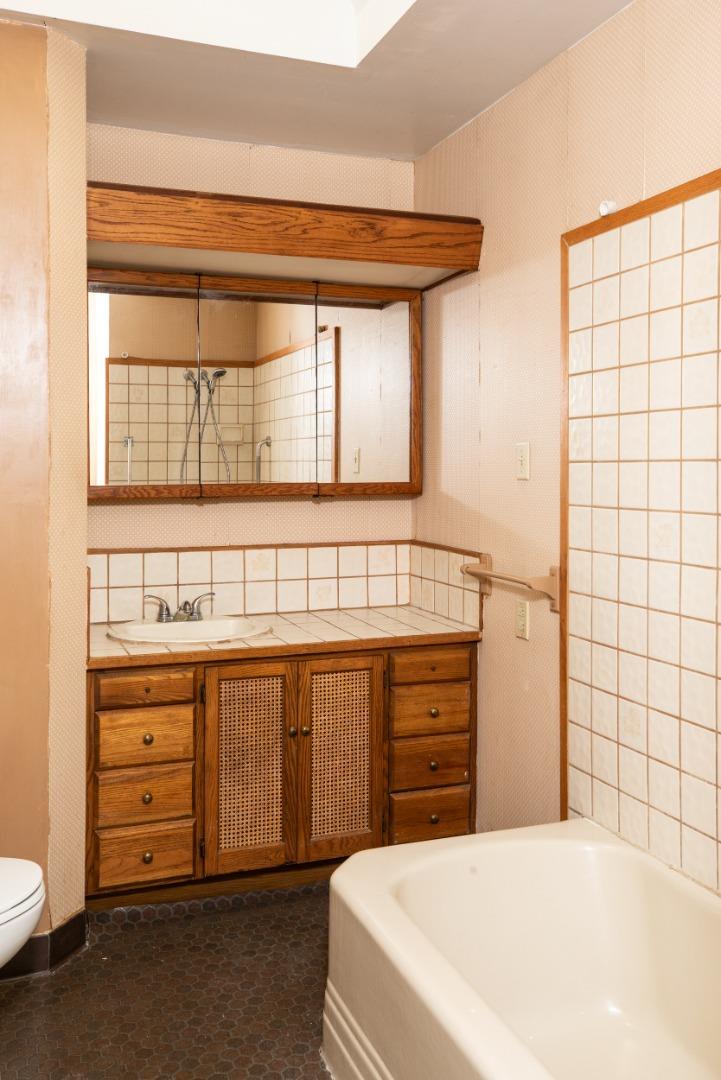 Detail Gallery Image 20 of 37 For 800 Loyola Dr, Los Altos,  CA 94024 - 3 Beds | 3 Baths