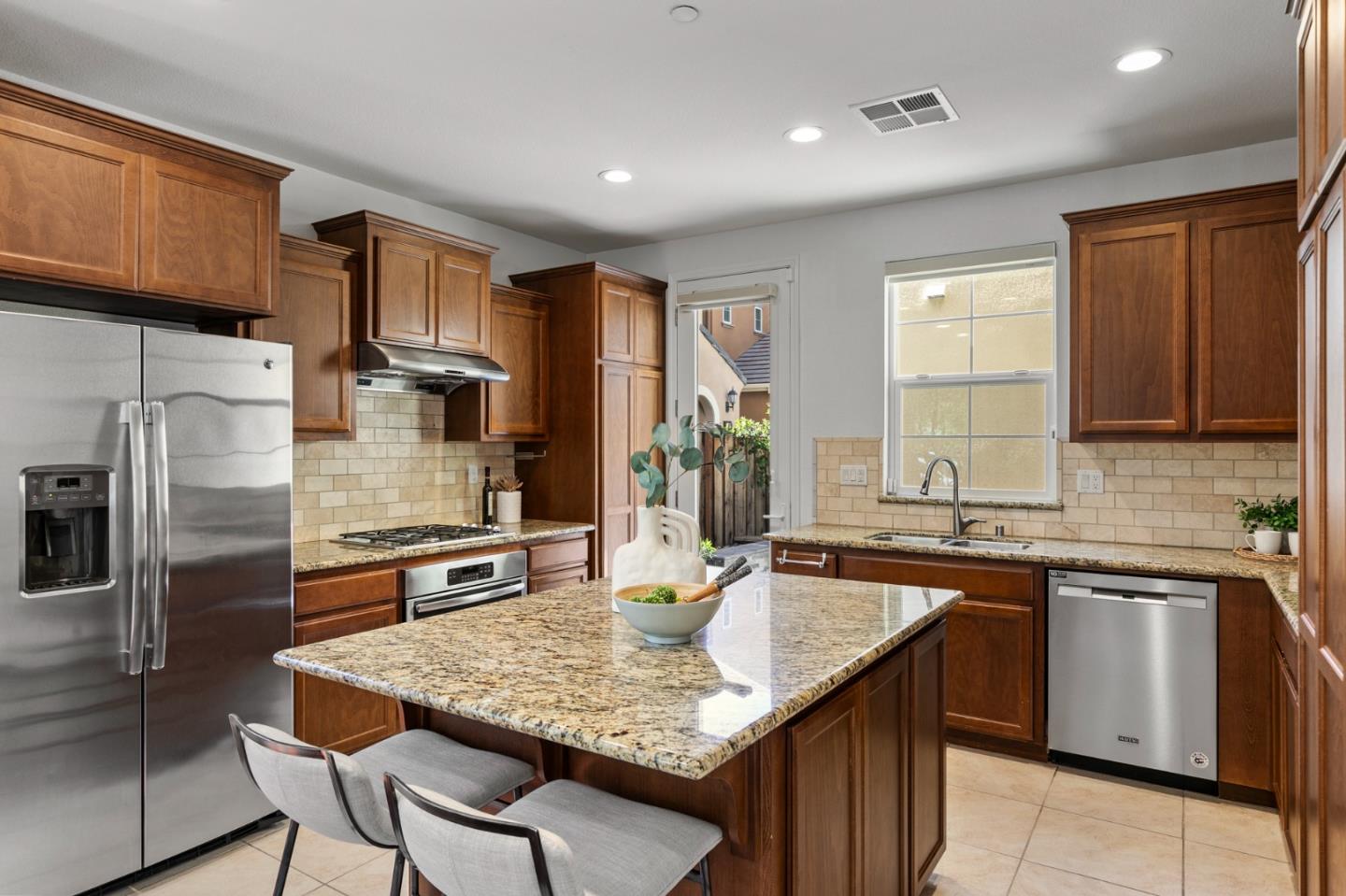 Detail Gallery Image 6 of 19 For 38881 Photinia Pl, Newark,  CA 94560 - 3 Beds | 2/1 Baths