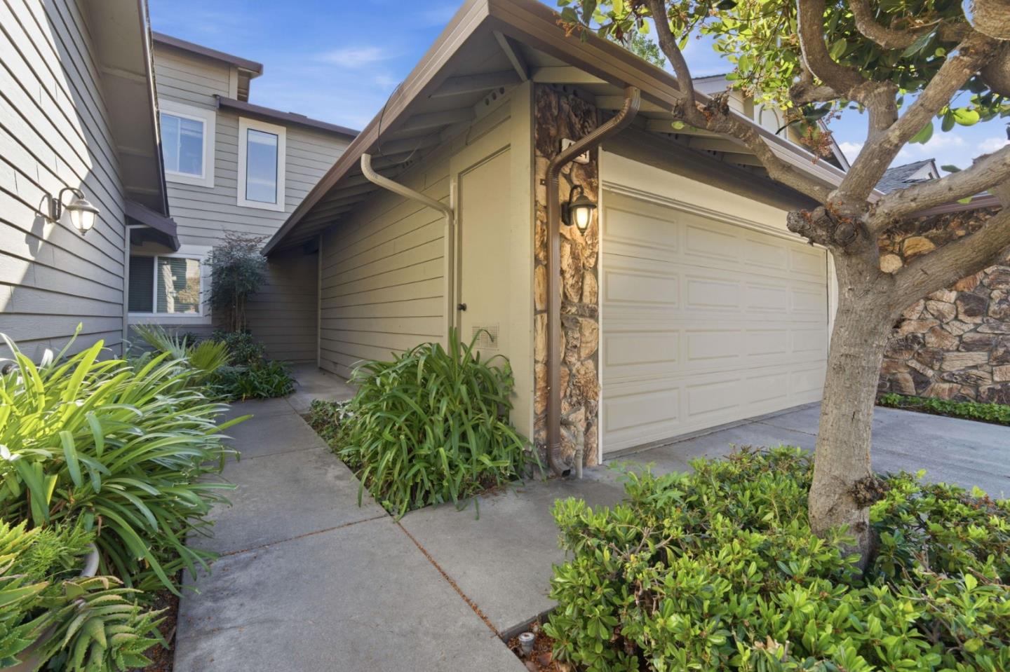 Detail Gallery Image 2 of 54 For 4824 River Trail Ct, San Jose,  CA 95136 - 2 Beds | 2/1 Baths