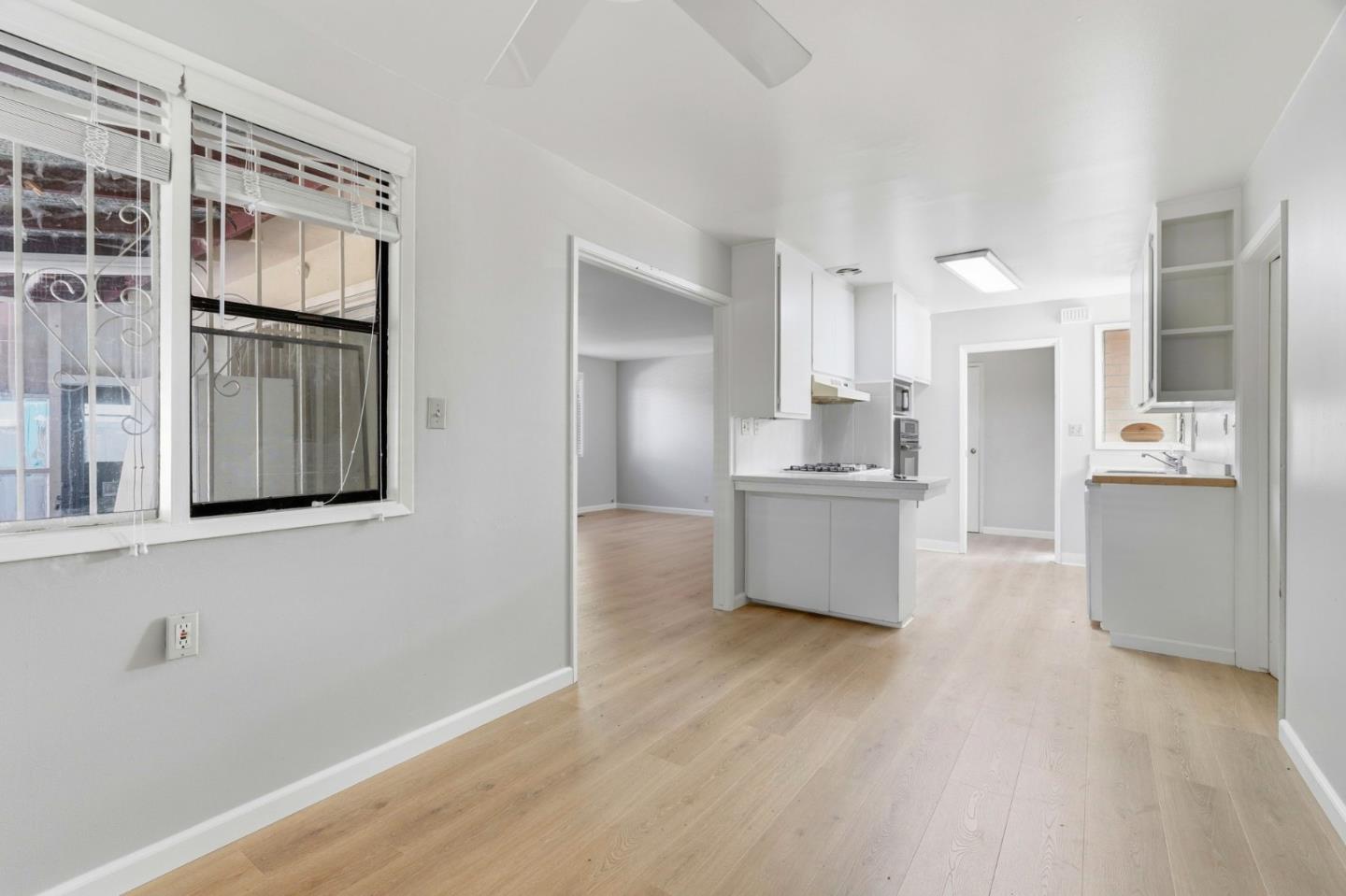 Detail Gallery Image 10 of 34 For 725 Santa Rita St, Sunnyvale,  CA 94085 - 4 Beds | 2/1 Baths