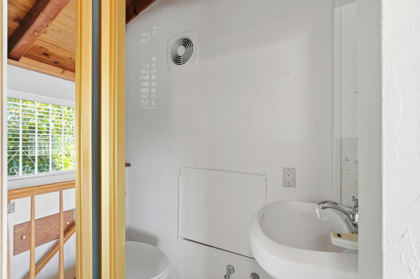 Detail Gallery Image 17 of 34 For 725 Santa Rita St, Sunnyvale,  CA 94085 - 4 Beds | 2/1 Baths