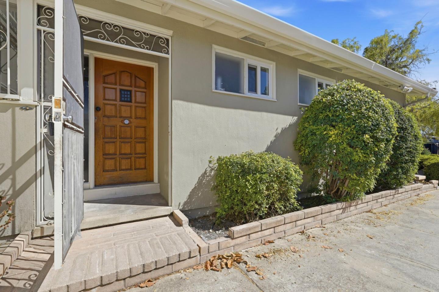 Detail Gallery Image 3 of 34 For 725 Santa Rita St, Sunnyvale,  CA 94085 - 4 Beds | 2/1 Baths