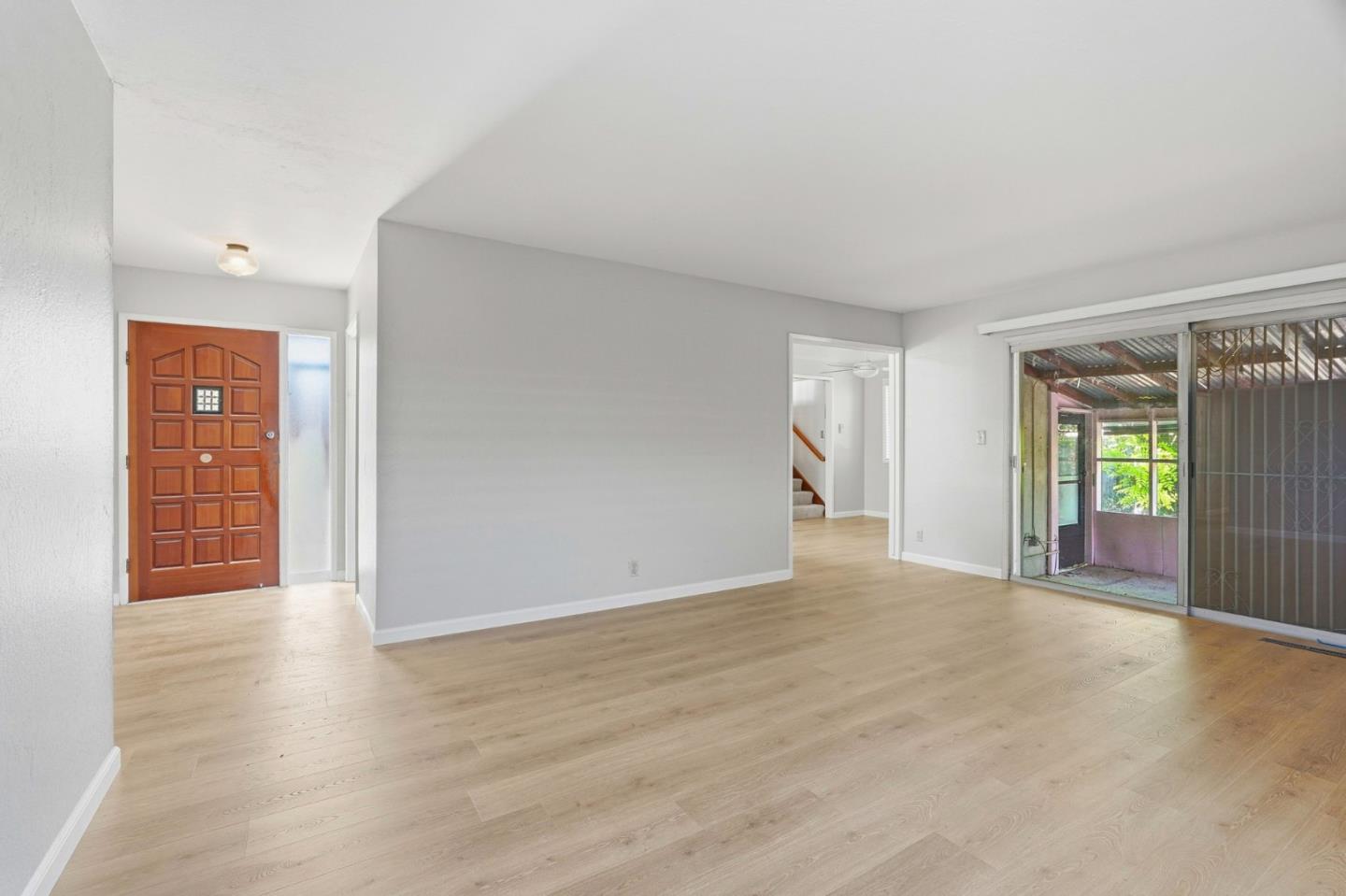 Detail Gallery Image 4 of 34 For 725 Santa Rita St, Sunnyvale,  CA 94085 - 4 Beds | 2/1 Baths