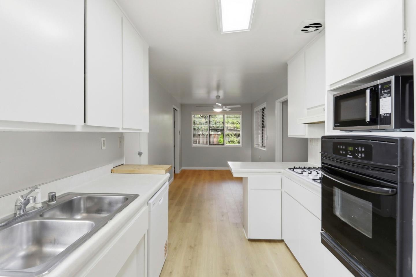 Detail Gallery Image 7 of 34 For 725 Santa Rita St, Sunnyvale,  CA 94085 - 4 Beds | 2/1 Baths