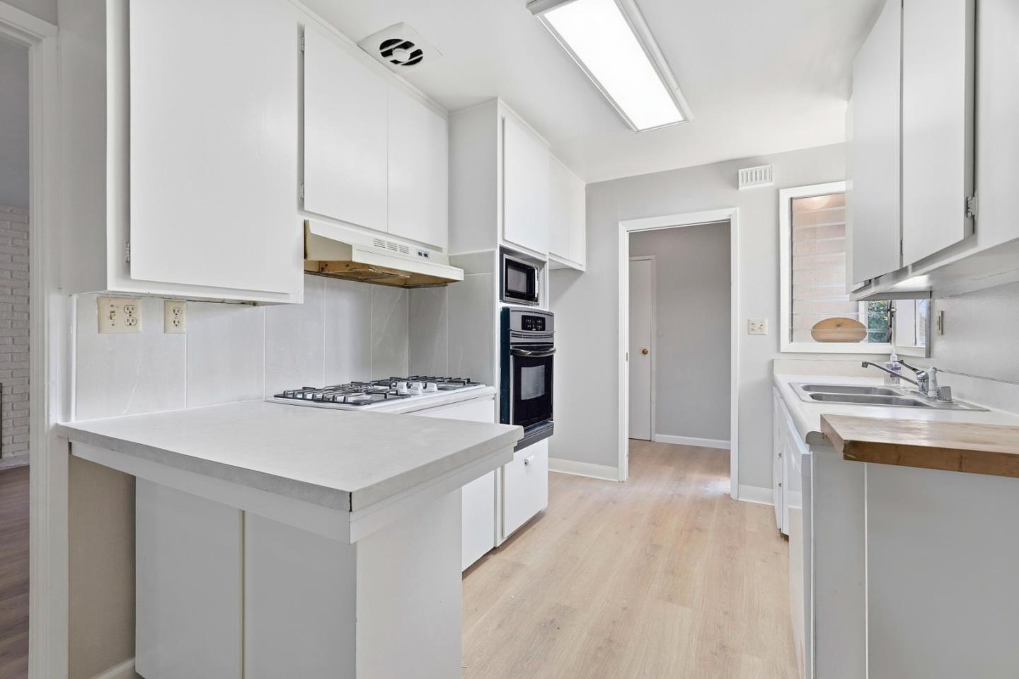 Detail Gallery Image 9 of 34 For 725 Santa Rita St, Sunnyvale,  CA 94085 - 4 Beds | 2/1 Baths