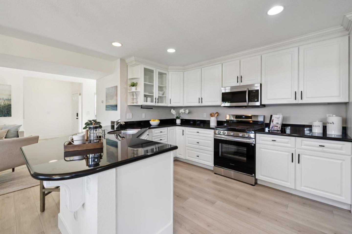 Detail Gallery Image 13 of 43 For 869 Newport Cir, Redwood City,  CA 94065 - 2 Beds | 2/1 Baths