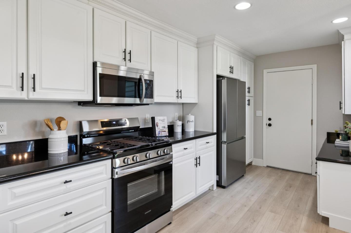 Detail Gallery Image 15 of 43 For 869 Newport Cir, Redwood City,  CA 94065 - 2 Beds | 2/1 Baths