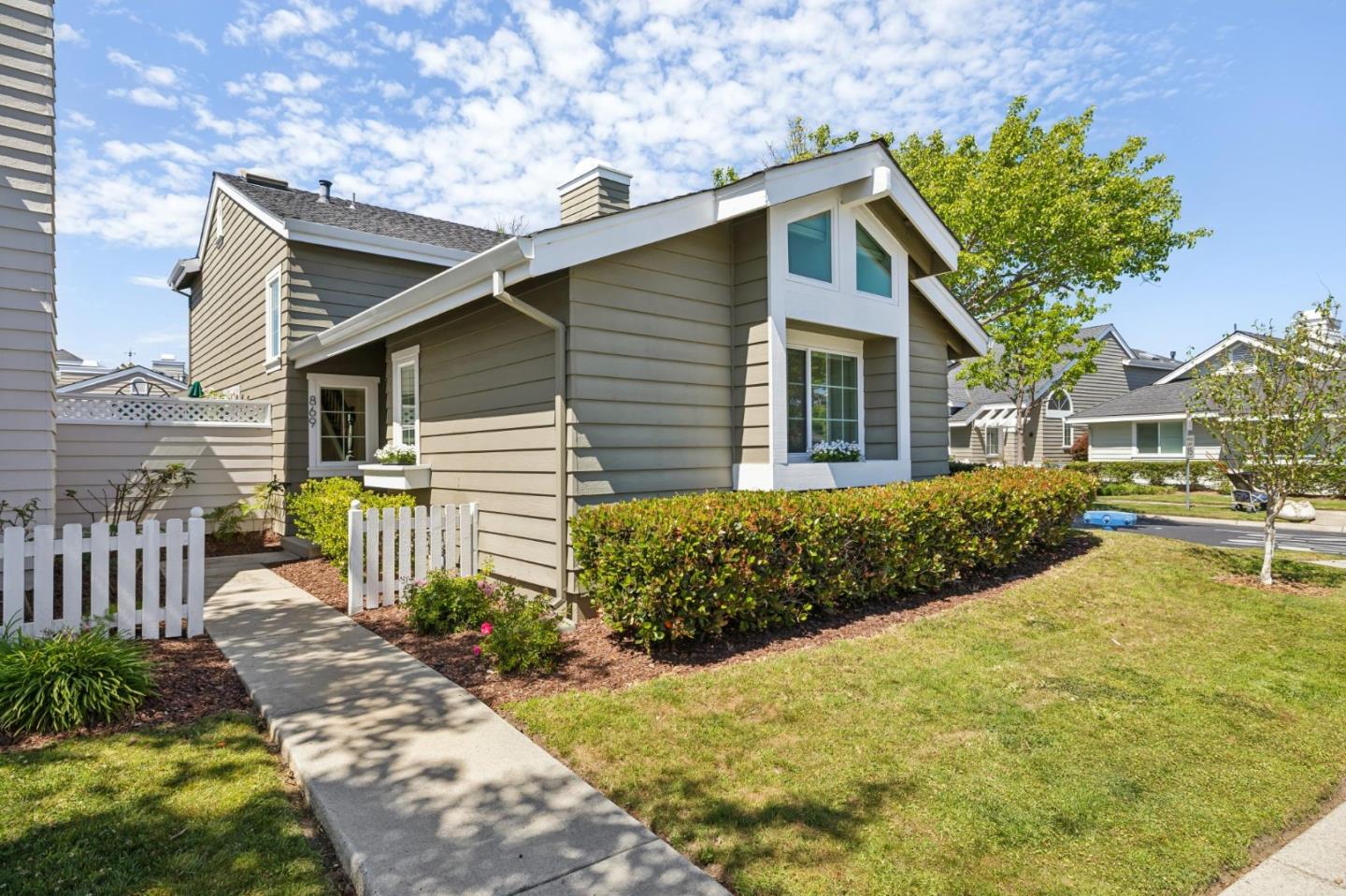 Detail Gallery Image 2 of 43 For 869 Newport Cir, Redwood City,  CA 94065 - 2 Beds | 2/1 Baths