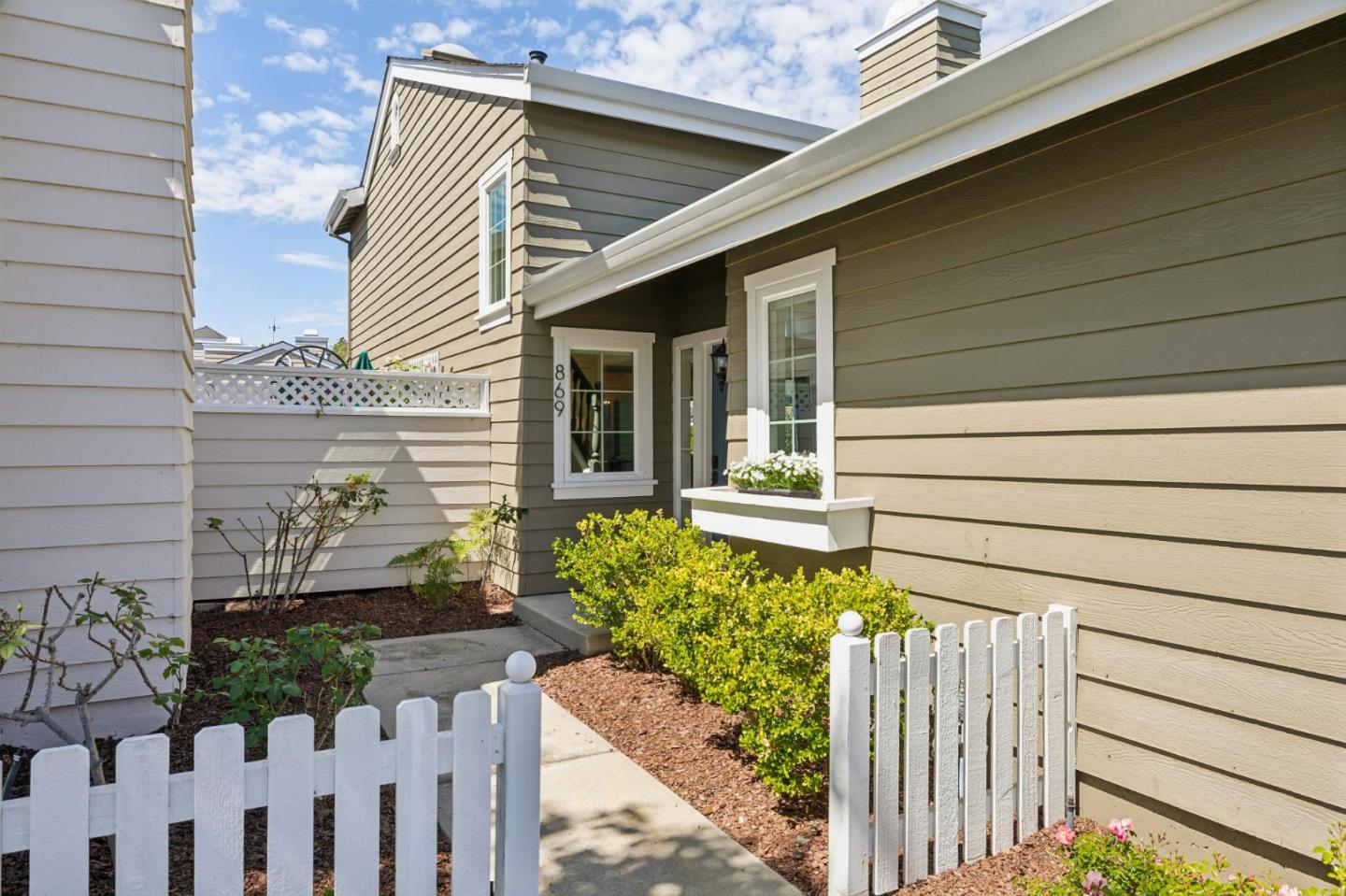 Detail Gallery Image 3 of 43 For 869 Newport Cir, Redwood City,  CA 94065 - 2 Beds | 2/1 Baths