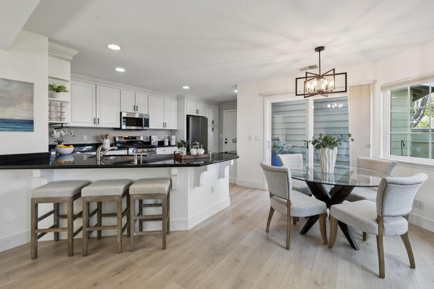 Detail Gallery Image 8 of 43 For 869 Newport Cir, Redwood City,  CA 94065 - 2 Beds | 2/1 Baths