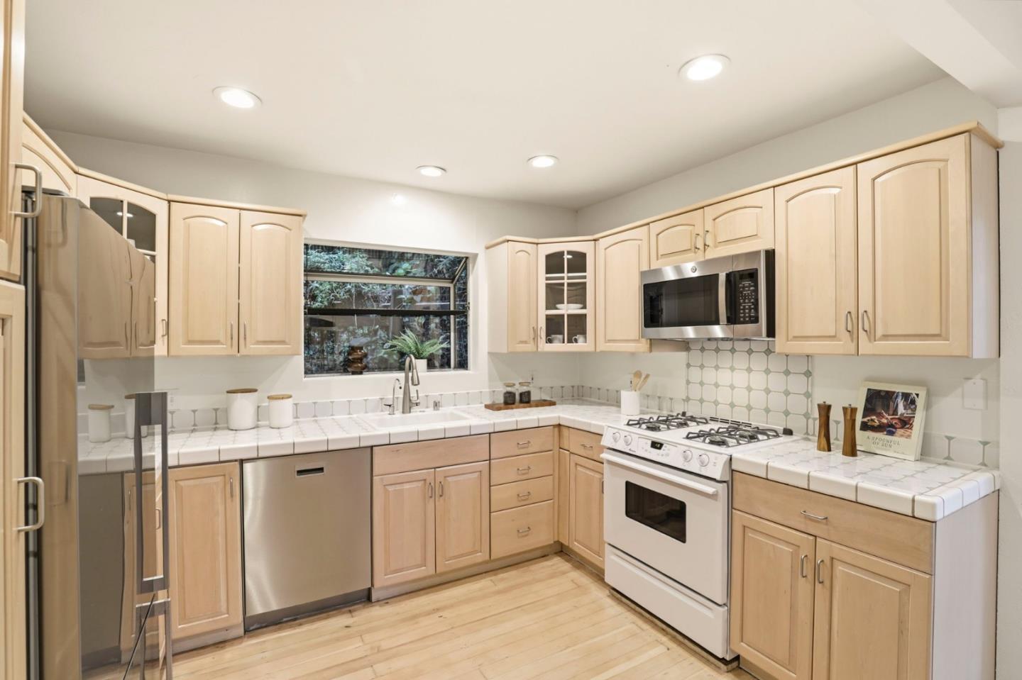 Detail Gallery Image 10 of 36 For 3514 Oak Knoll Dr, –,  CA 94062 - 3 Beds | 2 Baths