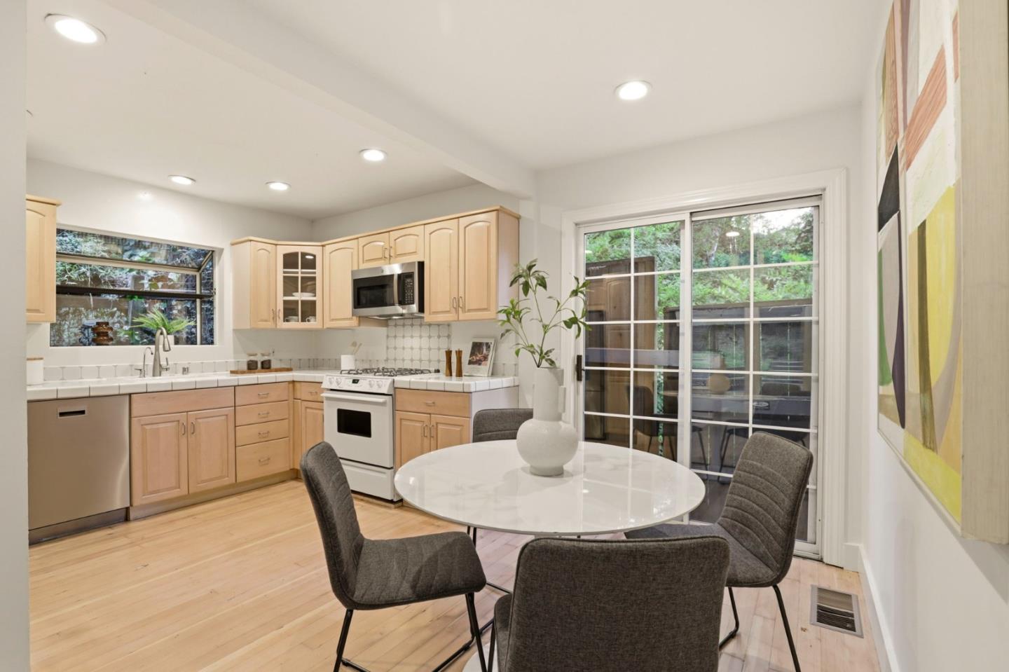 Detail Gallery Image 7 of 36 For 3514 Oak Knoll Dr, –,  CA 94062 - 3 Beds | 2 Baths