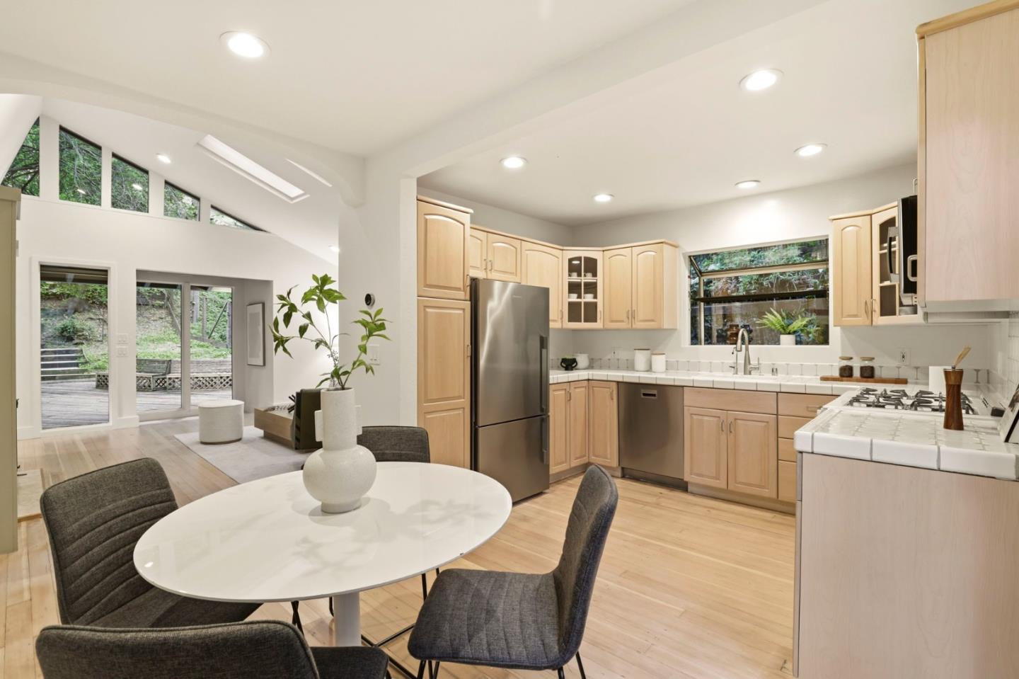 Detail Gallery Image 8 of 36 For 3514 Oak Knoll Dr, –,  CA 94062 - 3 Beds | 2 Baths