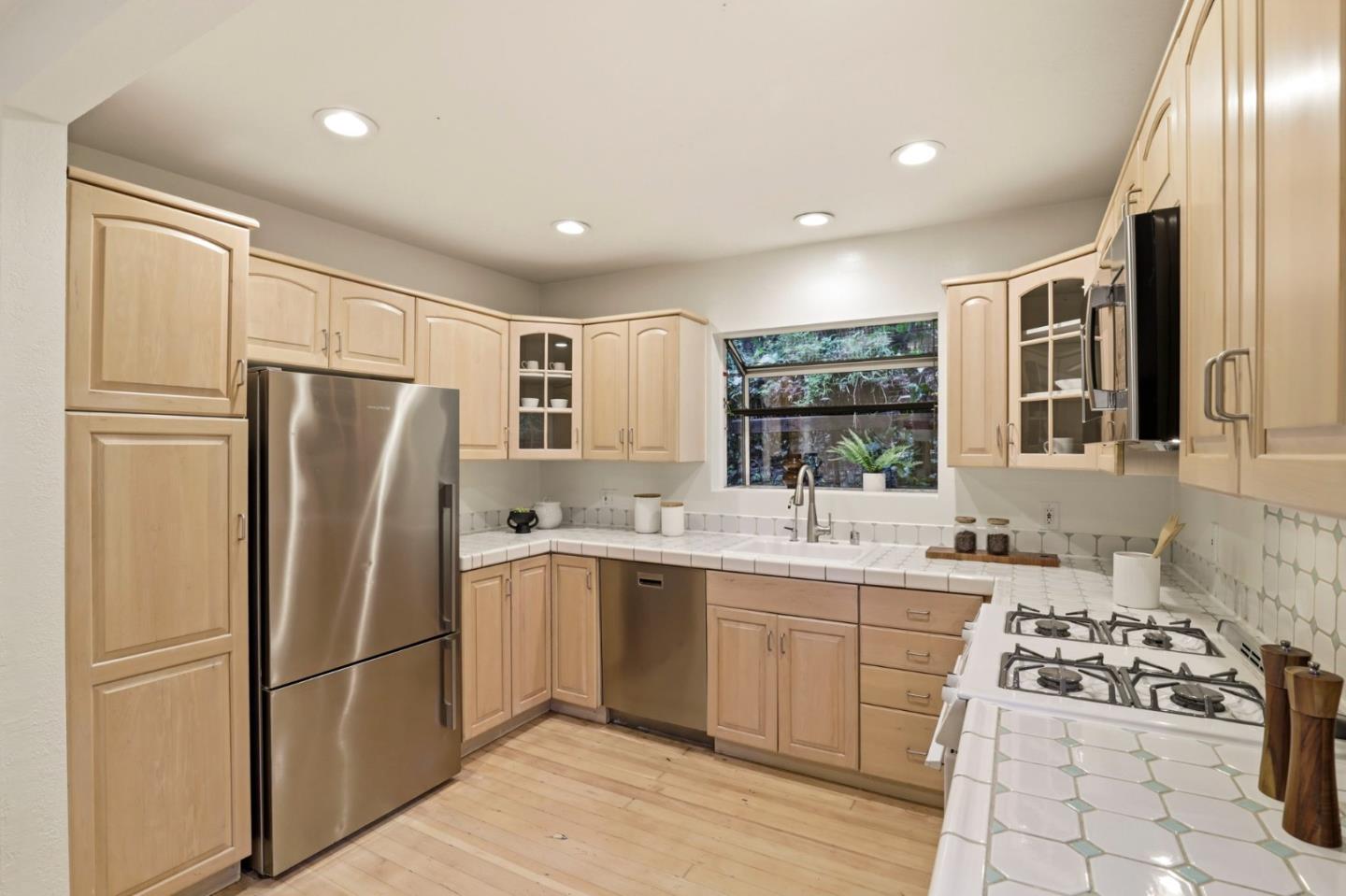 Detail Gallery Image 9 of 36 For 3514 Oak Knoll Dr, –,  CA 94062 - 3 Beds | 2 Baths