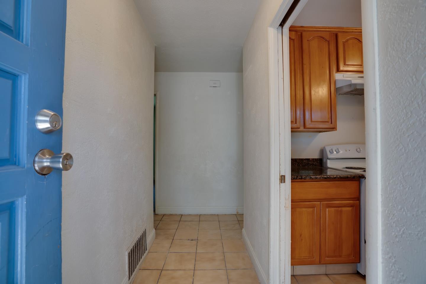 Detail Gallery Image 3 of 41 For 127 W Loretta Ave, Stockton,  CA 95207 - 3 Beds | 2 Baths