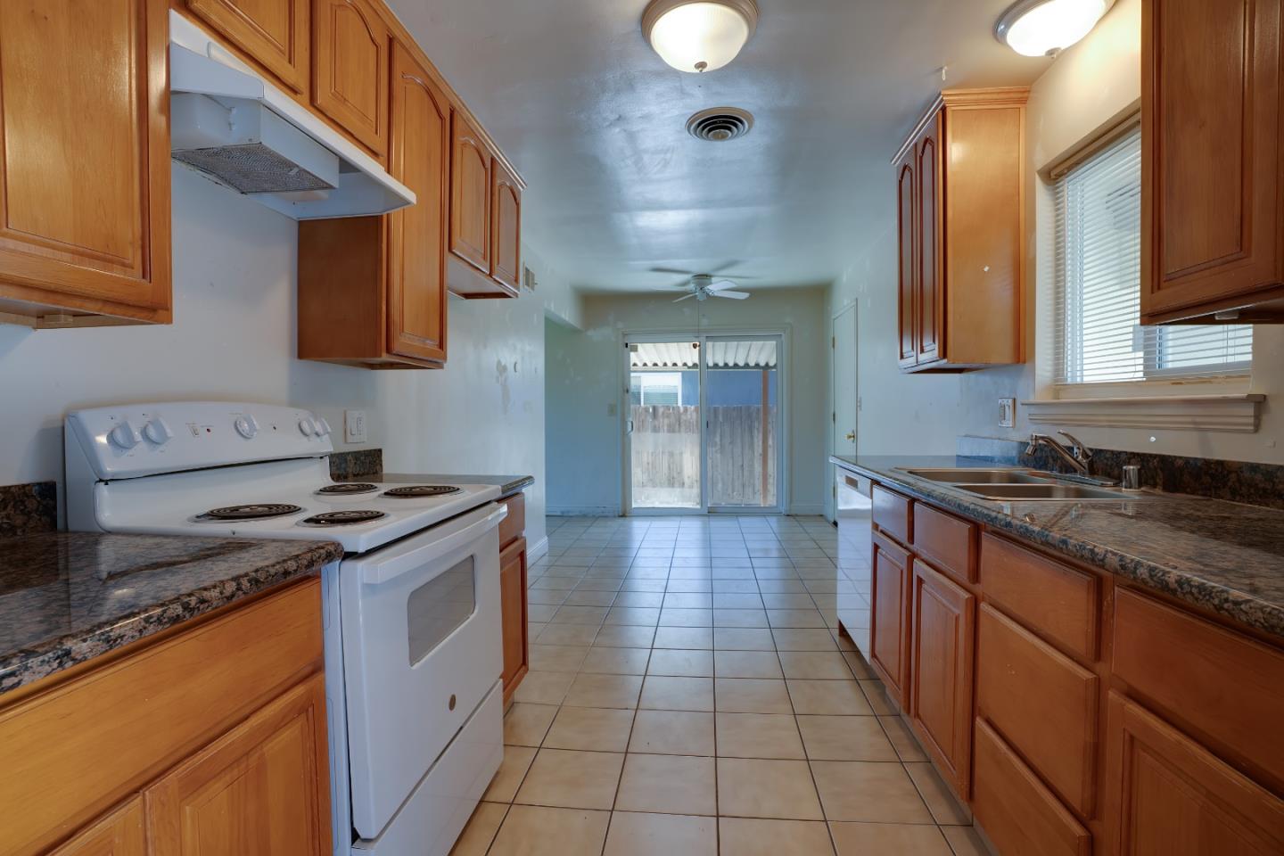 Detail Gallery Image 4 of 41 For 127 W Loretta Ave, Stockton,  CA 95207 - 3 Beds | 2 Baths