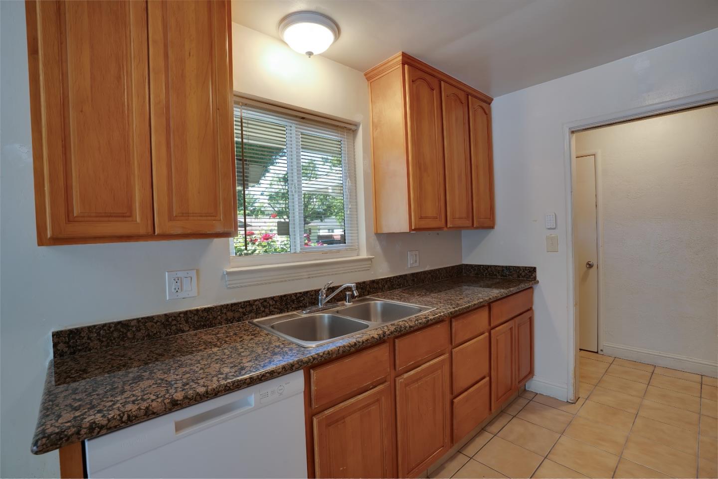 Detail Gallery Image 5 of 41 For 127 W Loretta Ave, Stockton,  CA 95207 - 3 Beds | 2 Baths