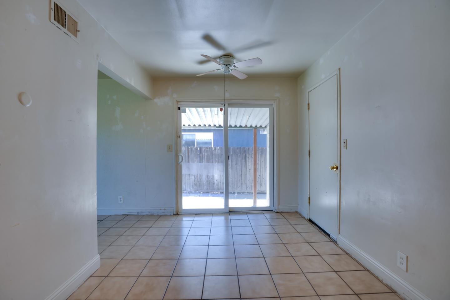 Detail Gallery Image 8 of 41 For 127 W Loretta Ave, Stockton,  CA 95207 - 3 Beds | 2 Baths