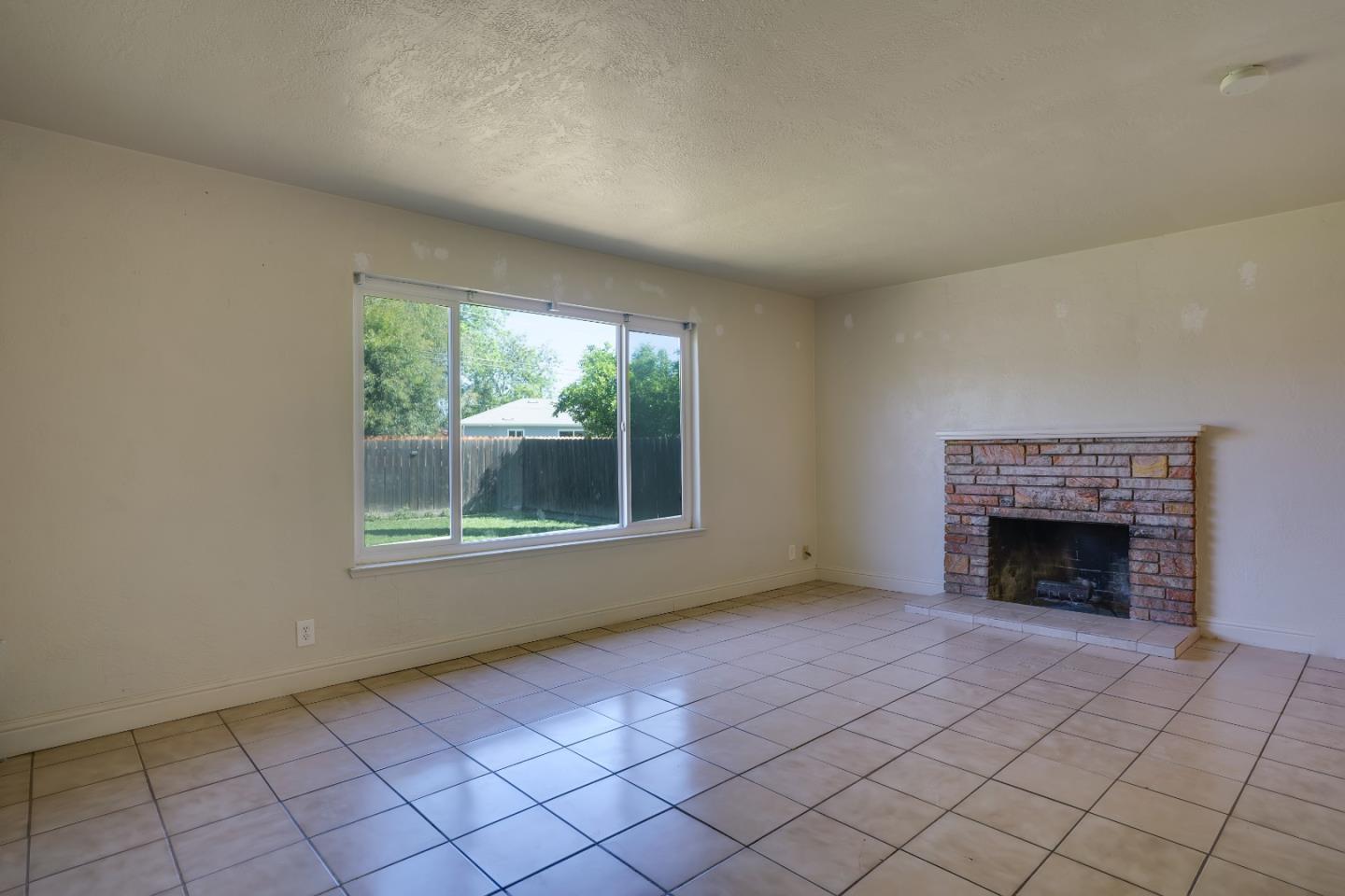 Detail Gallery Image 9 of 41 For 127 W Loretta Ave, Stockton,  CA 95207 - 3 Beds | 2 Baths