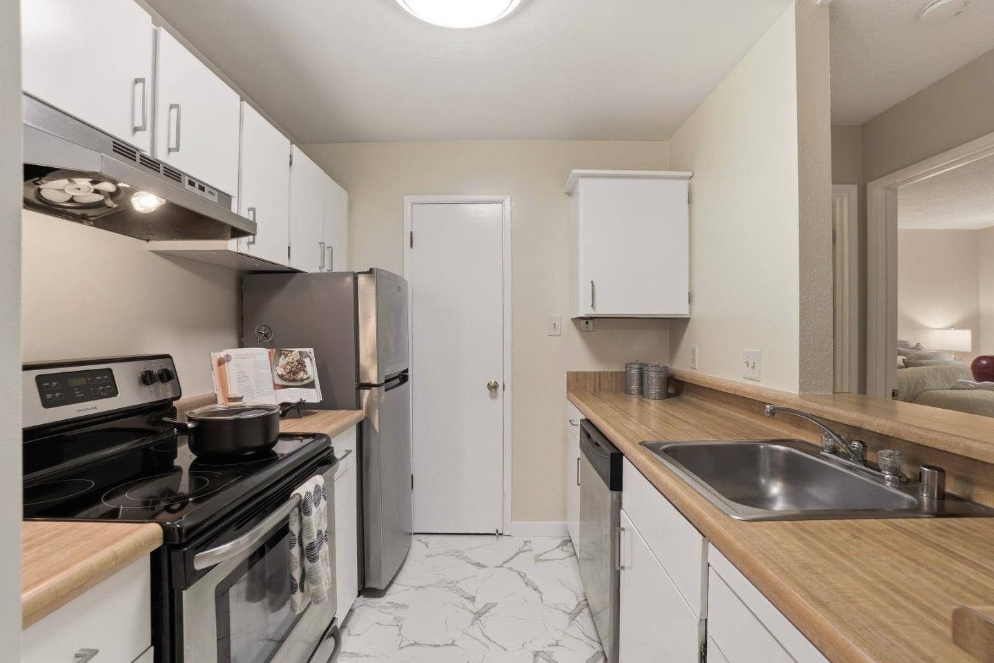 Detail Gallery Image 7 of 27 For 143 Piccadilly Pl #F,  San Bruno,  CA 94066 - 1 Beds | 1 Baths