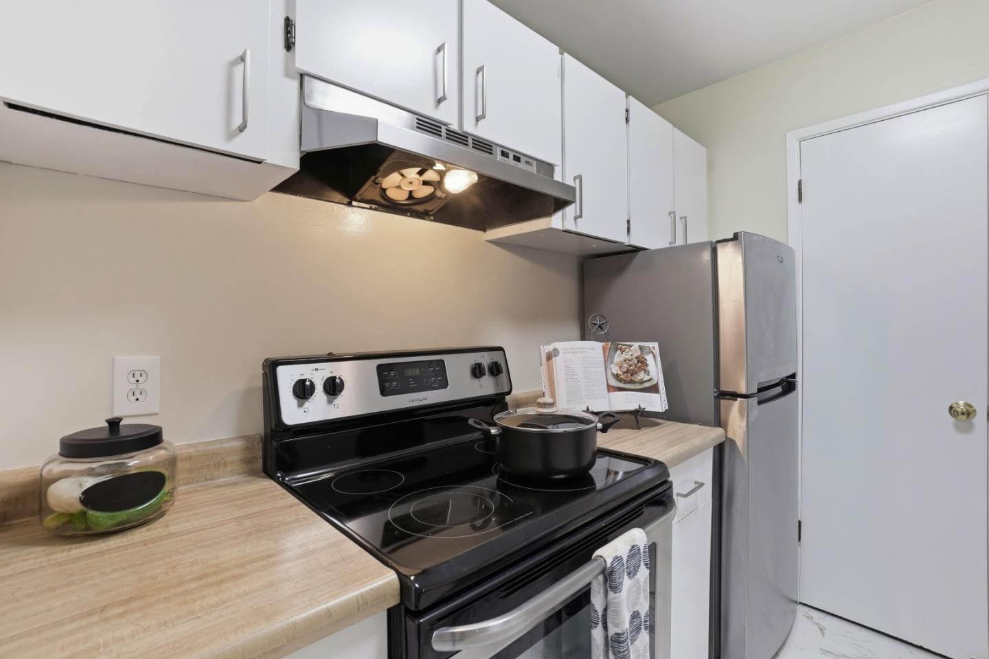 Detail Gallery Image 9 of 27 For 143 Piccadilly Pl #F,  San Bruno,  CA 94066 - 1 Beds | 1 Baths