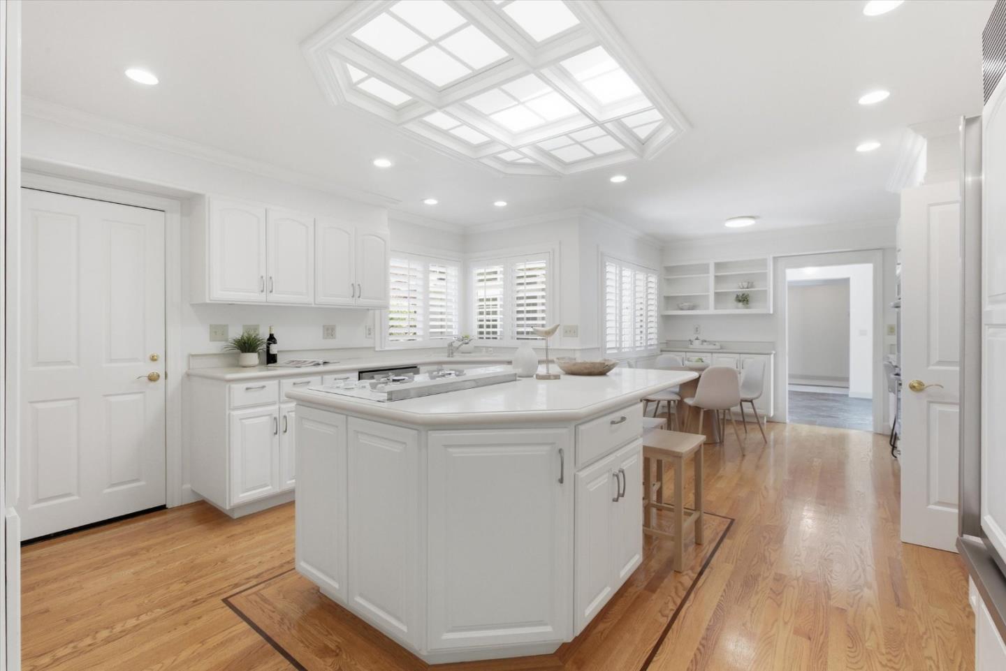 Detail Gallery Image 13 of 51 For 1037 Yorkshire Dr, Los Altos,  CA 94024 - 3 Beds | 3/1 Baths