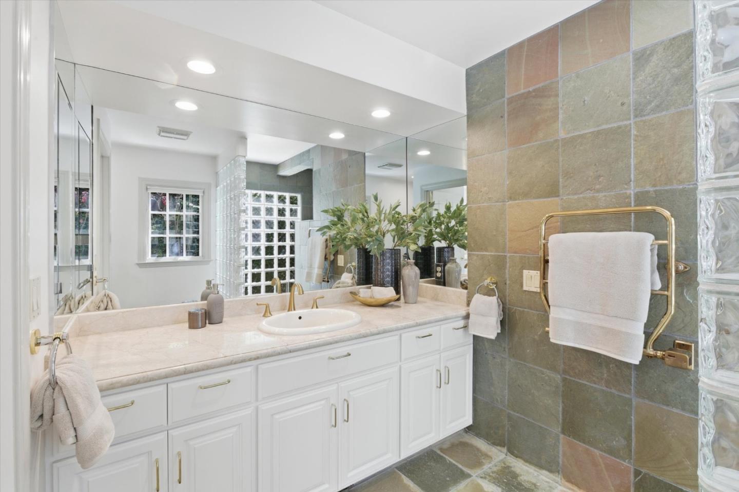 Detail Gallery Image 33 of 51 For 1037 Yorkshire Dr, Los Altos,  CA 94024 - 3 Beds | 3/1 Baths