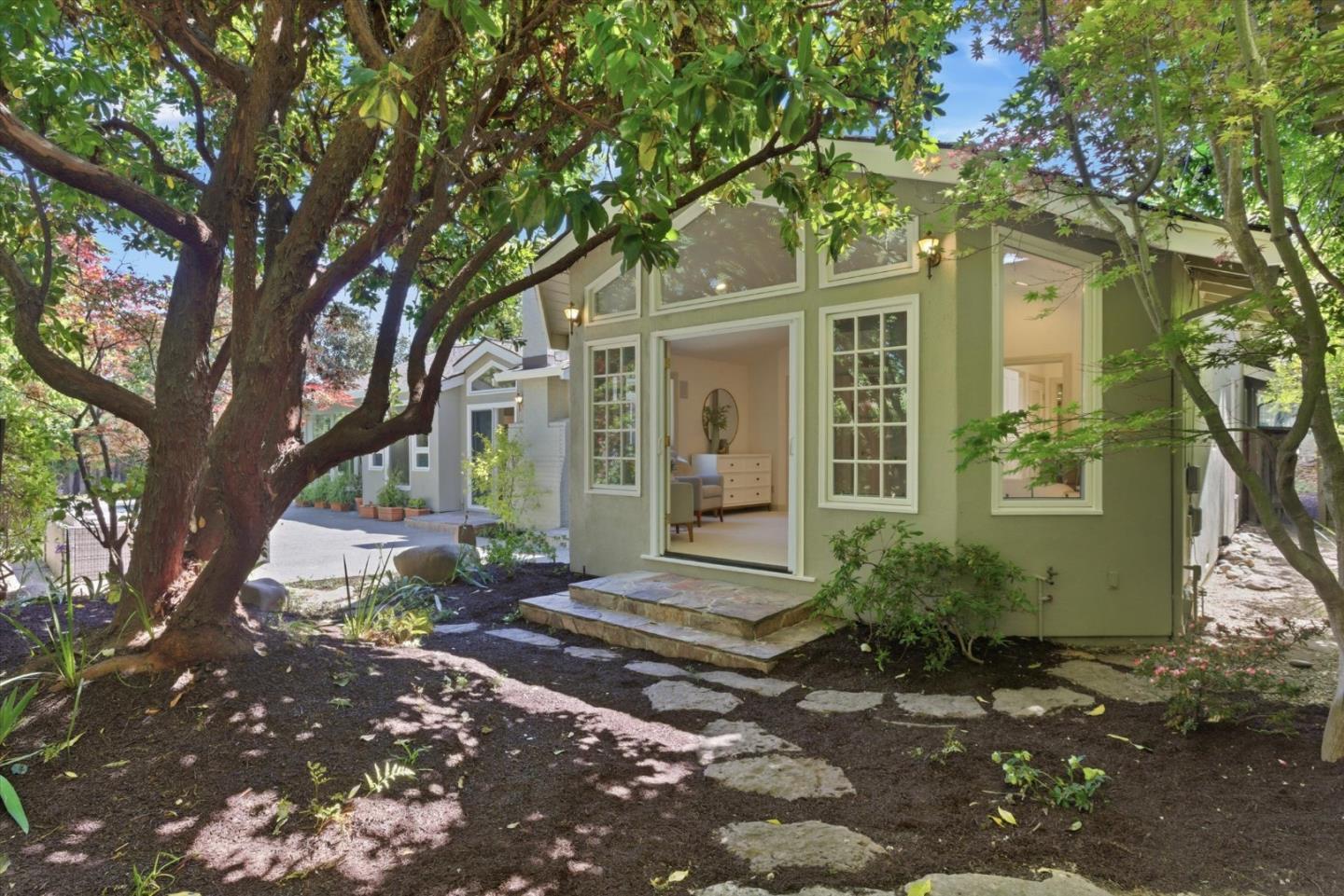 Detail Gallery Image 36 of 51 For 1037 Yorkshire Dr, Los Altos,  CA 94024 - 3 Beds | 3/1 Baths