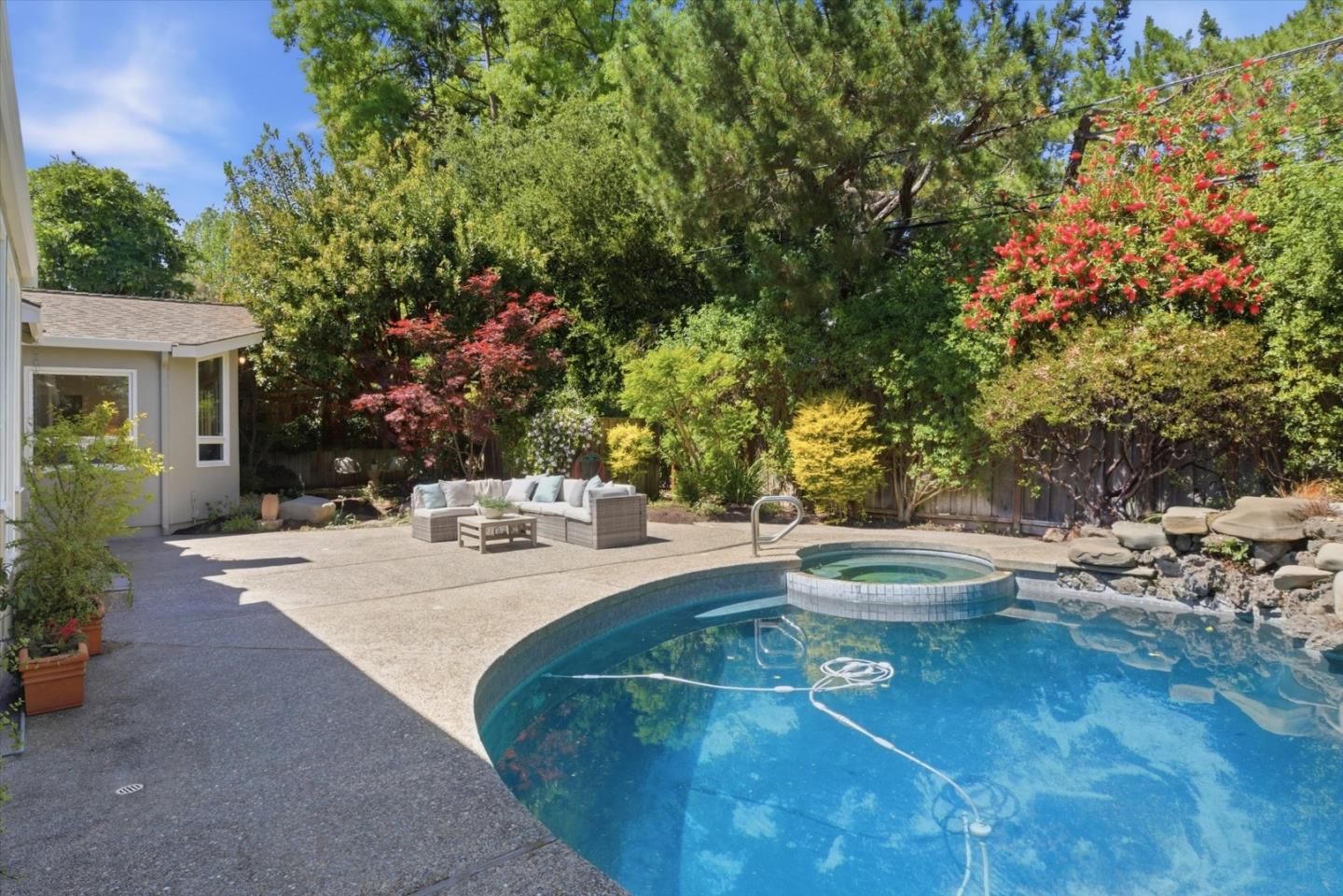 Detail Gallery Image 37 of 51 For 1037 Yorkshire Dr, Los Altos,  CA 94024 - 3 Beds | 3/1 Baths