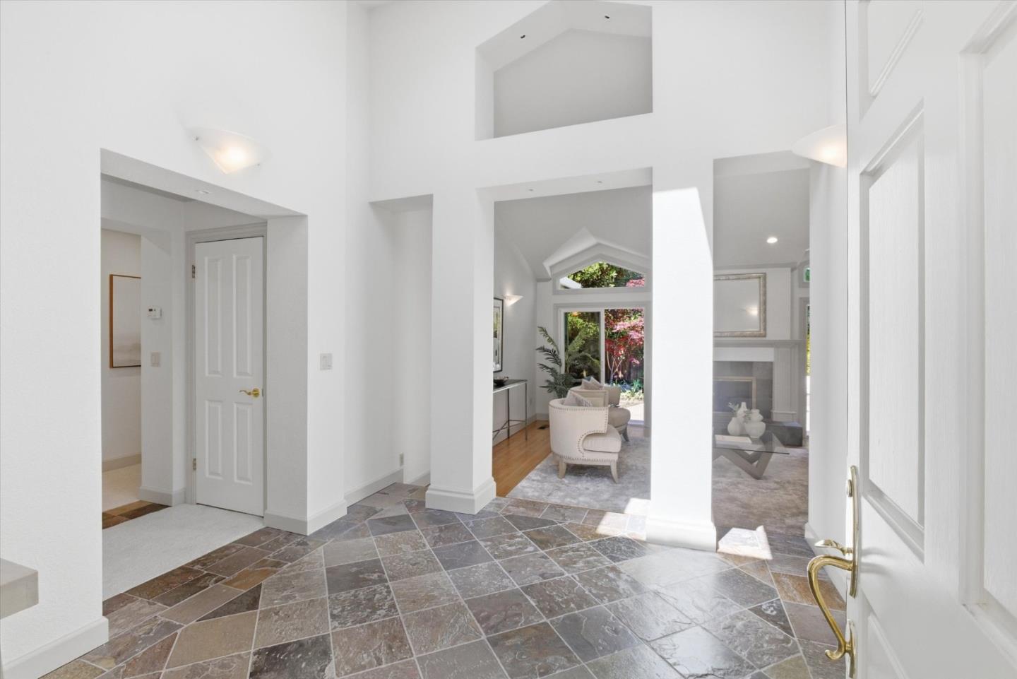 Detail Gallery Image 6 of 51 For 1037 Yorkshire Dr, Los Altos,  CA 94024 - 3 Beds | 3/1 Baths